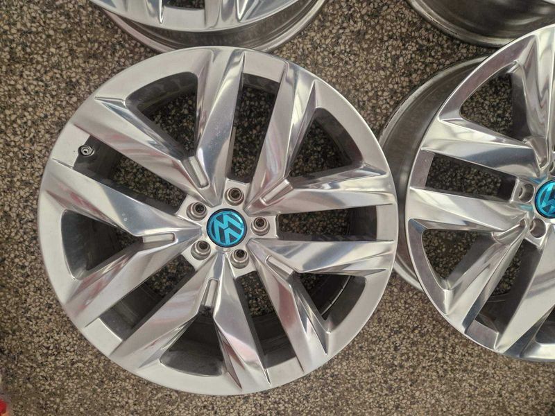 Оригинални джанти за
VW Tuareg lll R20/CR  в топ състояние