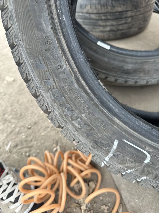 Продам резину зима 18 разношир