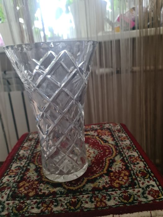 Хрустальные вазы  б/у не дорого