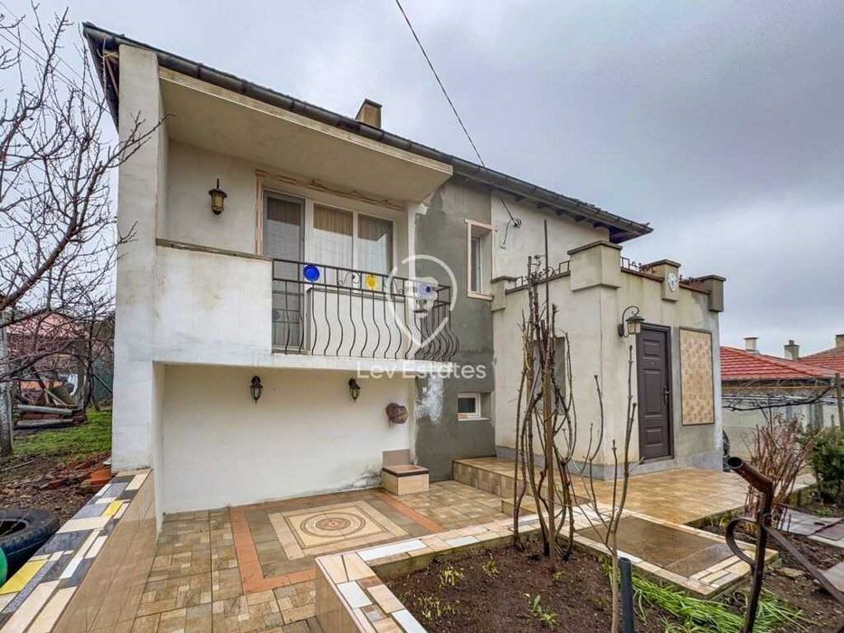 Двуетажна къща с парцел в Средец, област Бургас