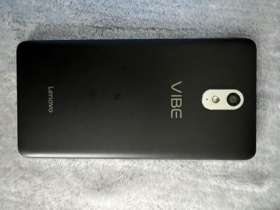Продавам запазен телефон Lenovo Vibe P1ma40