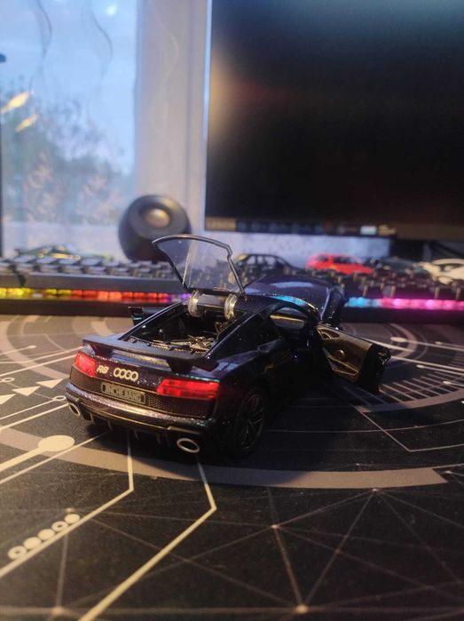 Macheta Audi R8 scara 1:32
