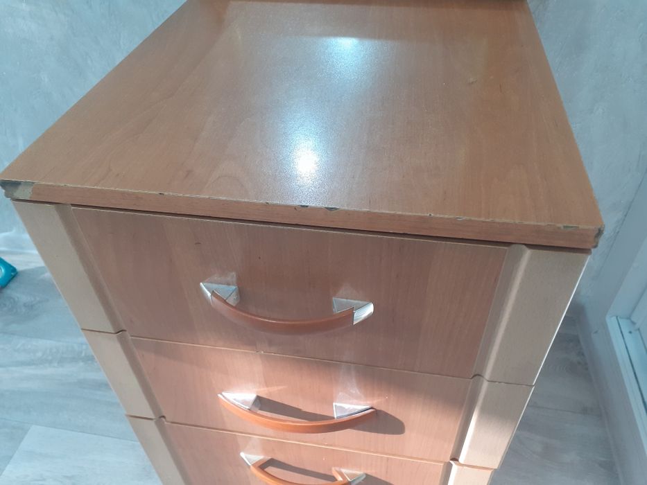 Продам тумбочку с зеркалом