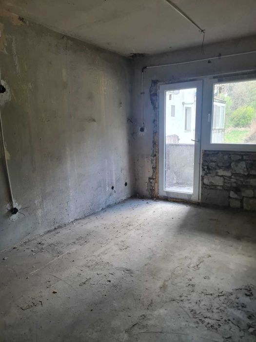 Apartament spatios 4 camere de vanzare 65 000 euro ( negociabil)