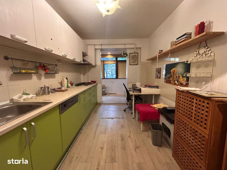 - Apartament 3 camere - suprafata 79mp, zona Viziru 3, parter.
