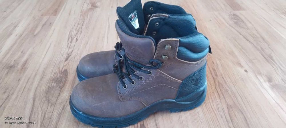 Продам спец обувь ботинки. кроссовки