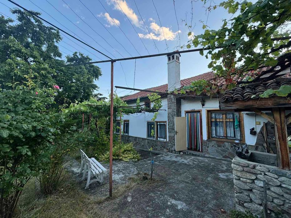 КЪЩА с РЗП 140 кв.м, двор 900 кв.м, село Розино