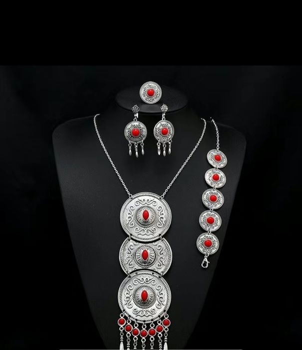 Ноцинальная украшения комплект