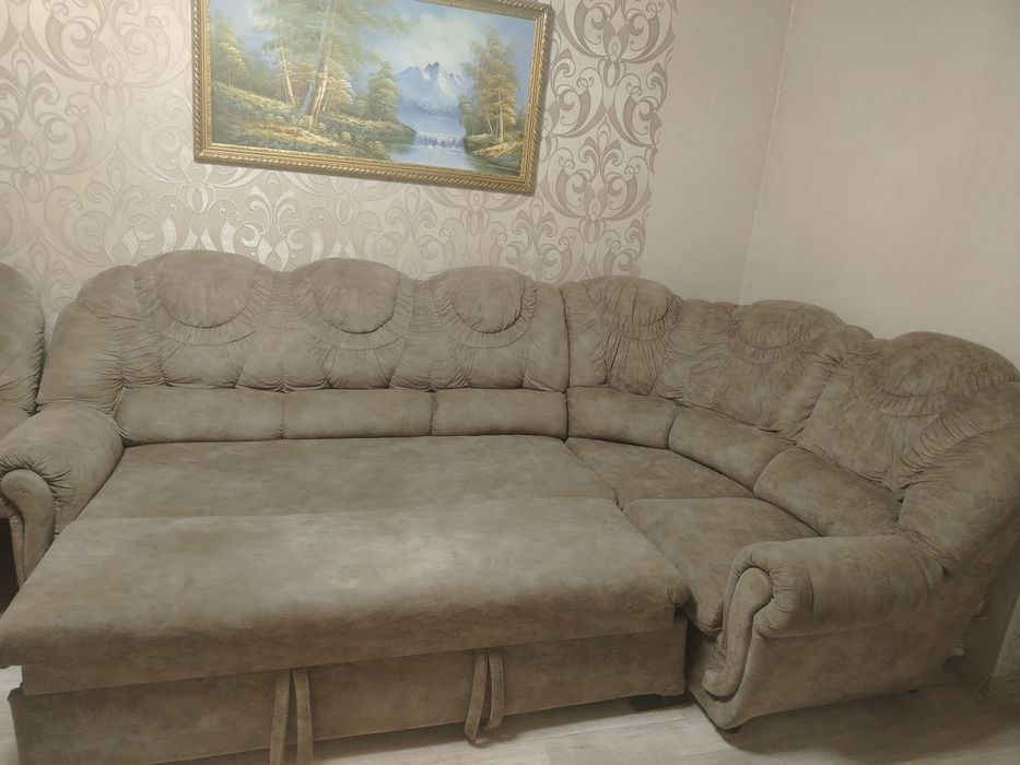 Продам угловой диван с креслом
