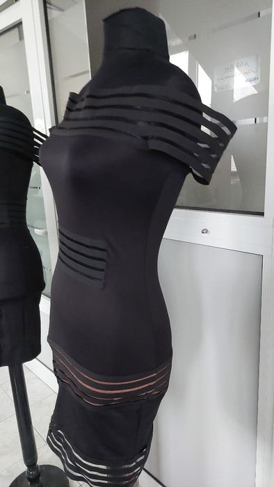 Елегантна еластична черна рокля