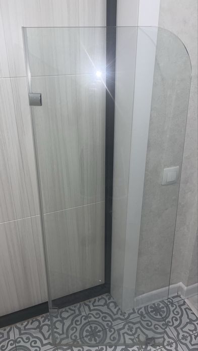 Стеклянная шторка для ванной