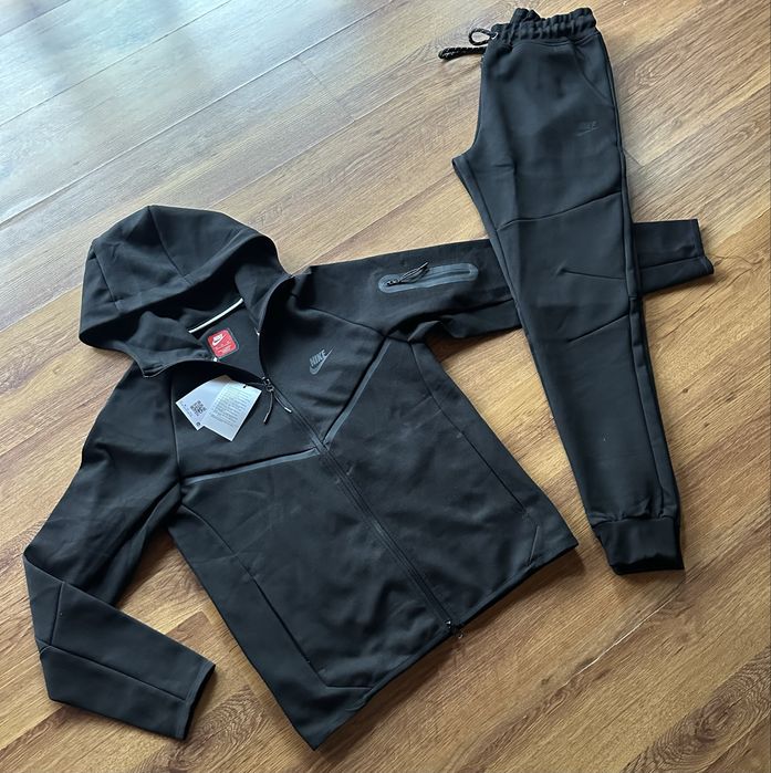 Мъжки,памучен,черен екип Nike,с активен,заден джоб на долнището