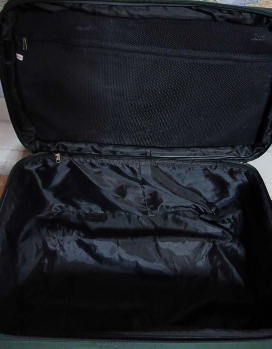 Куфар голям с дръжка на колела