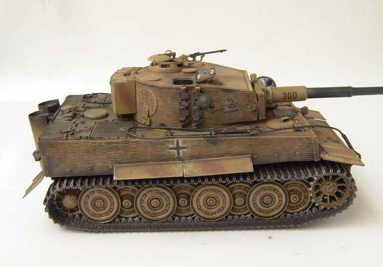 Сборная модель немецкого танка Т-VI TIGER 1 ausf E с циммеритом 1:35