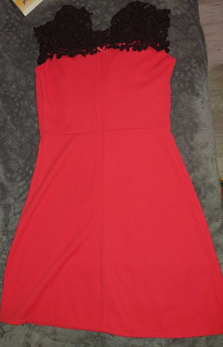 Розова рокля с дантела