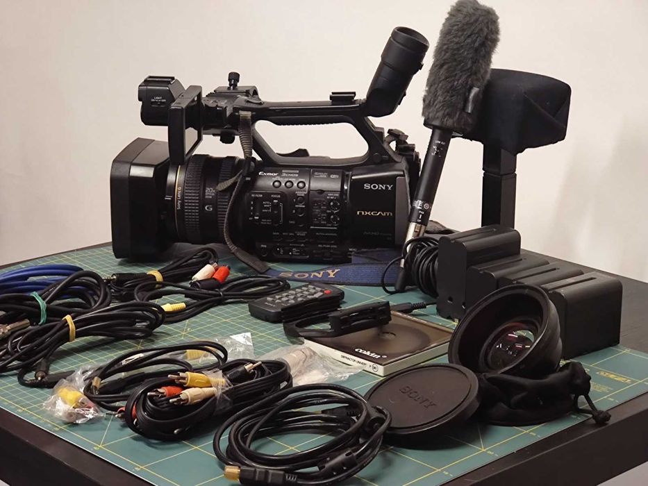 Видео камера Sony HXR-NX3 голям комплект.
