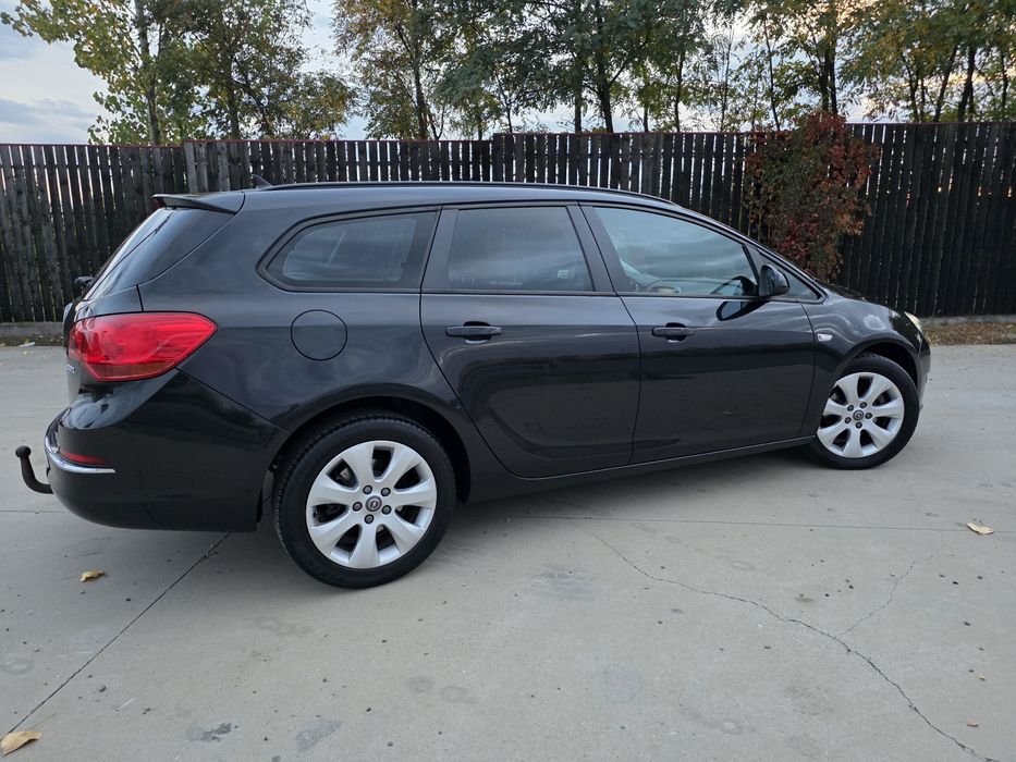 Opel Astra J  Sport Tourer - Impecabilă