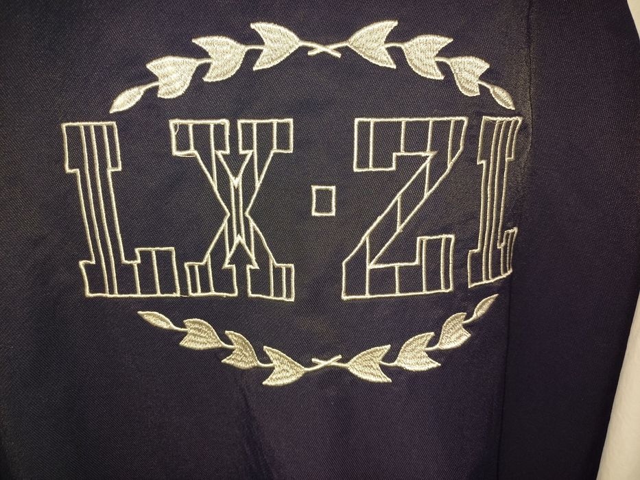 Бомбер сине-белого цвета