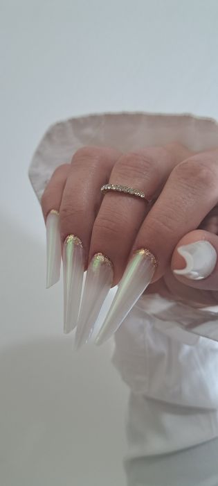 Manichiura -Eleganta si rezistenta la super pret.Manichiură cu gel. Se