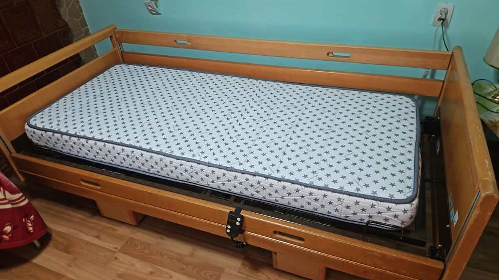 Vând pat electric spital