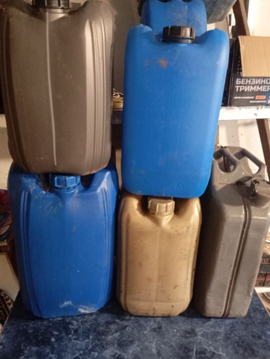 Продам канистры разные.