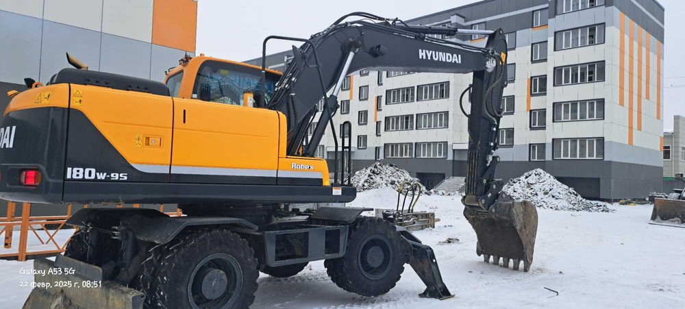 Колёсный экскаватор Хундай 180