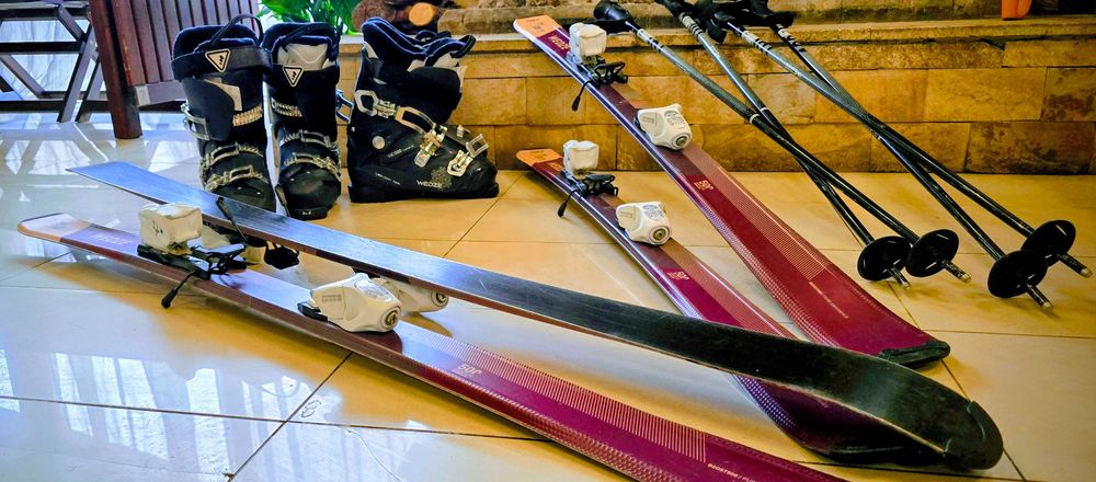 Продавам дамски/тийн ски и ски обувки