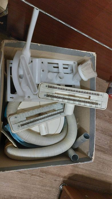 Продам пылесос с разными насадками