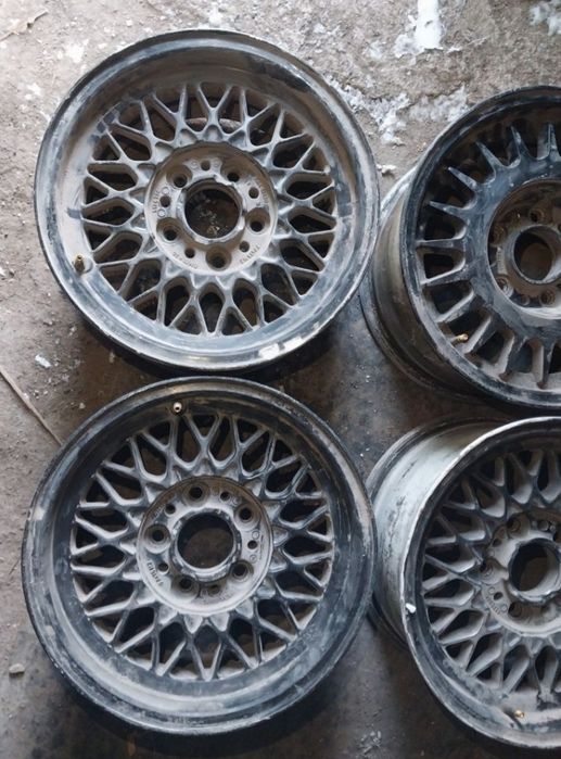 Диски R15 на BMW. Один отличается.