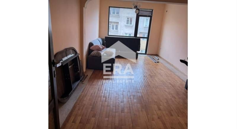 Тристаен апартамент с гараж в центъра на гр. Хасково