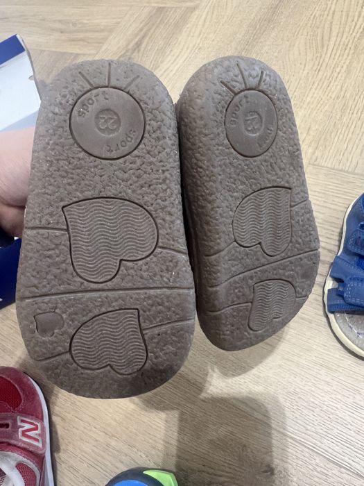 Три пары обуви new balance tombi