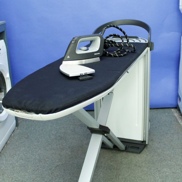 Statie de calcat Miele B 2312 Fashion Master, 4 bari, 100 g/min, 22 nivele de temperatura, Sistem Premium: alb/antracit