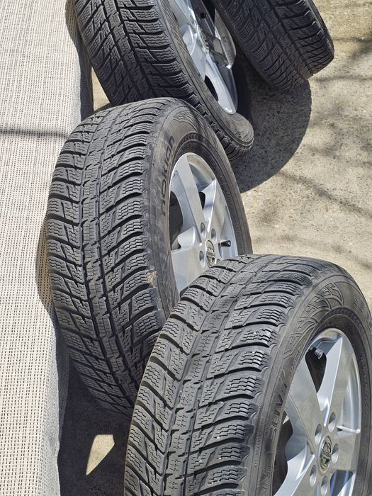 Roți de iarnă 215/55/R16 - jante aliaj + senzori presiune + anvelope Nokian