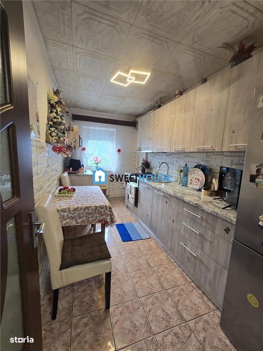 Apartament cu patru camere zona 1 decembrie