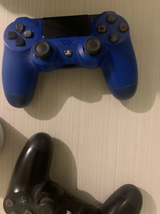 Playstation 4 slim с 2 контролера перфектно състояние