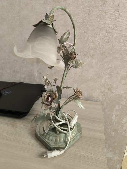 Настольная и напольная лампы, бра на стену