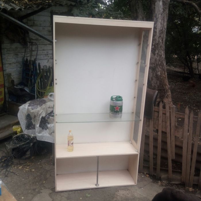 Шкаф в бутик магазин.