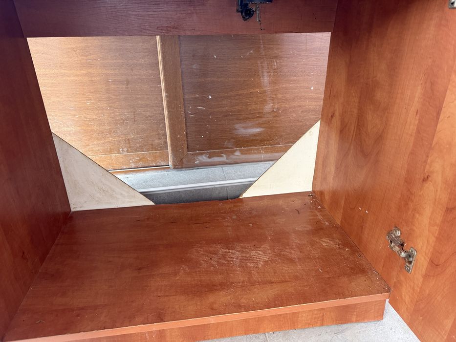 Кухненски шкаф с неръждаема мивка