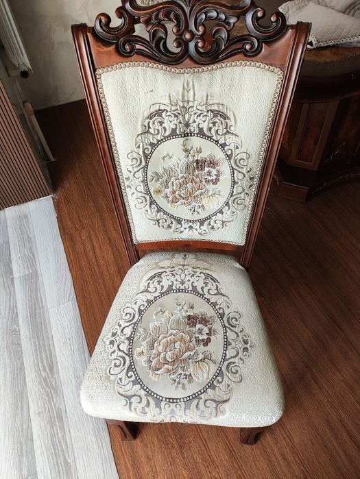 Продаётся стол со стульями