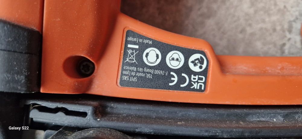 Spit pistol de cuie pe gaz