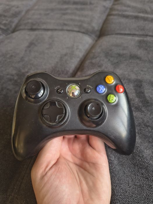 Vând pachet cu controler de Xbox 360 FIFA 16 și gta 5