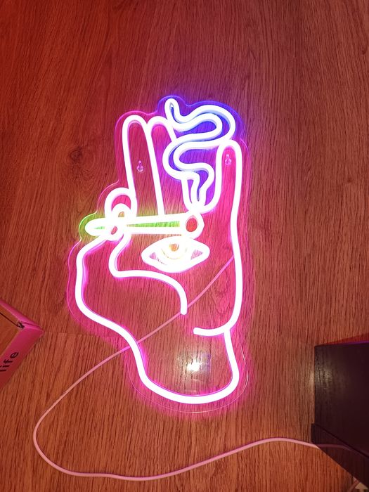 Неонова табела място за пушене