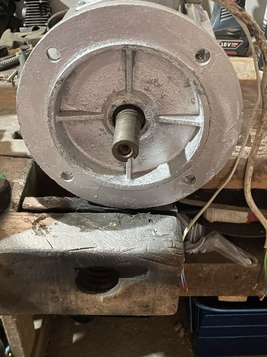 Motor electric cu flansa