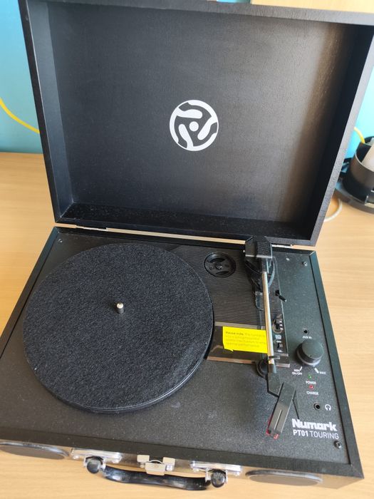 Pickup NUMARK T01 si căști