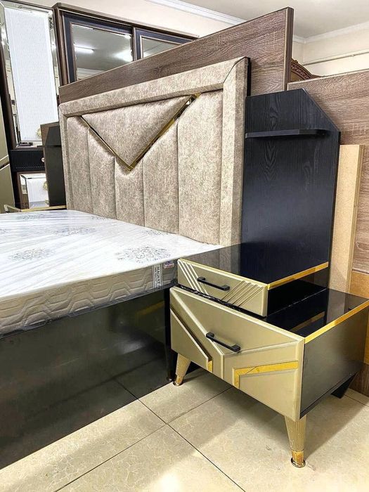 Спални гарнитурлар сотилади.