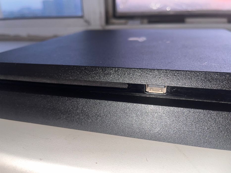 Продаём PlayStation 4 Slim  на 1ТБ СРОЧНО !
