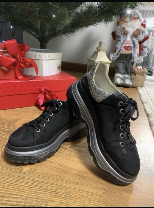 Adidași piele întoarsă