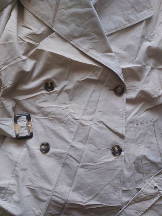 Женский плащ-тренчкот.