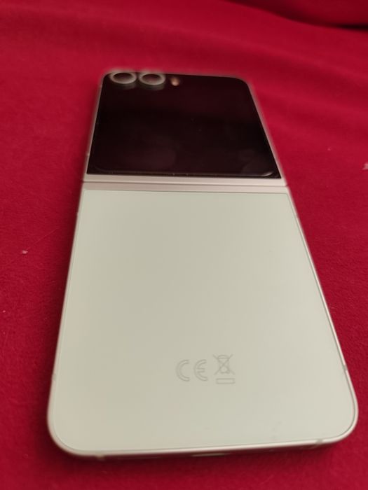 Продавам Samsung Z Flip 6