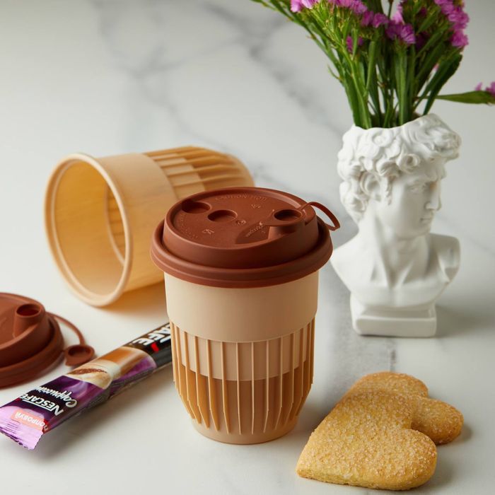 Одноразовая посуда в ассортименте от производителья.